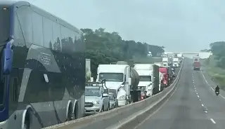 Tome precauciones, hay cierre de circulación en autopista de Veracruz; checa a qué altura