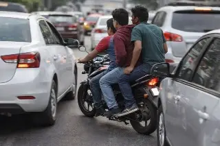 Advierten de los riesgos de zigzaguear en moto y el conducir de manera temeraria en Veracruz