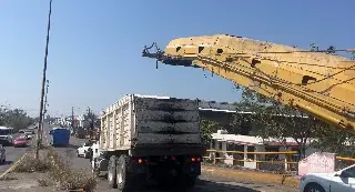Realizan trabajos de repavimentación en carretera Veracruz-Tejar