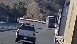 Captan autobús rebasando peligrosamente en autopista Amozoc - Perote