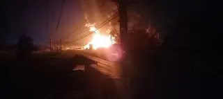Incendio consume vulcanizadora y almacén en Amatlán, Veracruz 