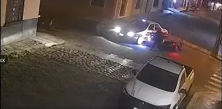 Iban en sentido contrario: captan choque de motos contra taxi en Xico (+VIDEO)