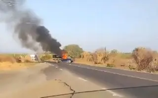 Narcobloqueos llegan a Nuevo León, reportan vehículos incendiados en carreteras
