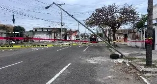 Vecinos reportan luminaria a punto de caer en Veracruz 