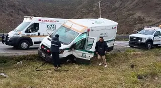 Ambulancia del IMSS vuelca en la autopista Veracruz-Puebla, a la altura de Maltrata