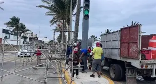 Continúa el retiro de gradas en el bulevar Manuel Ávila Camacho de Veracruz