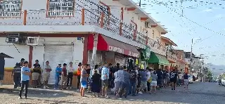 Largas filas para conseguir comida y gasolina en Jalisco, tras hechos violentos por muerte del 'Mencho'