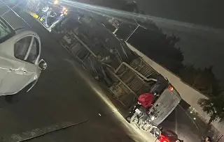 Vuelca camión de pasaje en Veracruz; hay varios heridos