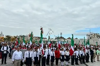 Incineran y renuevan banderas en Plaza Heroísmo Veracruzano