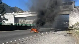 Por quema de llantas cierran parcialmente autopista Orizaba-Puebla a esta altura