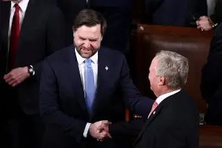 Vicepresidente de EU insiste que Washington  prefiere solución negociada con Irán 