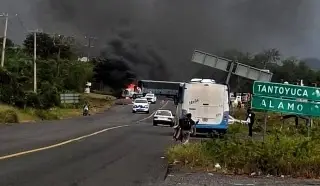 Reportan que bloqueos en Veracruz dejan pérdidas de casi 20 mil pesos por camión