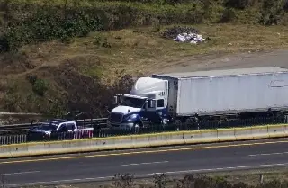 Aseguran tractocamión con reporte de robo; circulaba por autopista de Veracruz