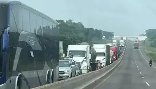 ¿A qué altura? Se registra cierre parcial de circulación en autopista de Veracruz
