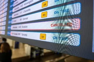 Cancelaciones masivas de vuelos en Medio Oriente por ataque a Irán