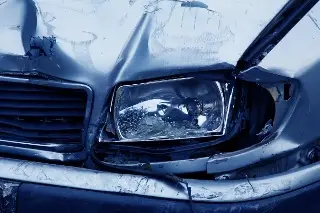 Auto se impacta contra vehículo pesado en avenida de Veracruz