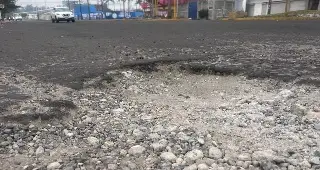 Automovilistas reportan mega baches en Díaz Mirón 