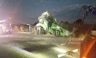 Confirman 11 muertos y 30 lesionados tras volcadura de autobús en Morelos