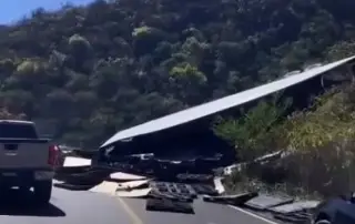 Vuelca tráiler en autopista de Veracruz
