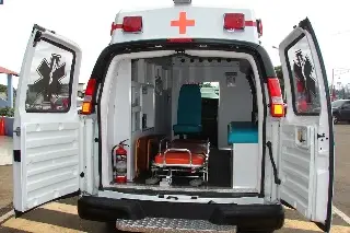 Colapsan gradas durante toma de foto de graduación en la UV