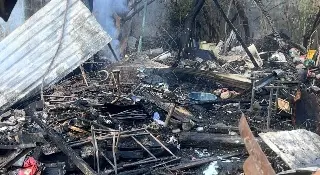 Adultos mayores pierden todo tras incendiarse su hogar 