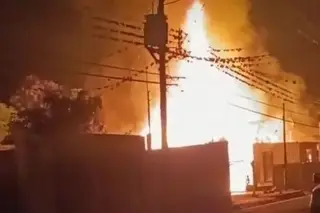 Incendio consume restaurante en Cuitláhuac