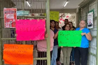Trabajadores de la Universidad Veracruzana inician paro de brazos caídos en Veracruz