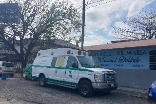 Se quejan por ambulancias ‘macetas’ frente a escuela de Veracruz