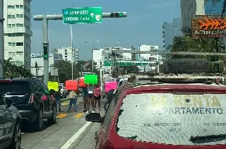 Bloquean bulevar Miguel Alemán de Boca del Río
