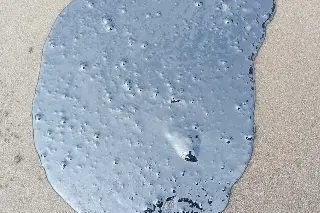 Derrame de hidrocarburo contamina 50 km de playas en el sur de Veracruz