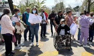 Pacientes renales bloquean Ruiz Cortines por hemodiálisis suspendida