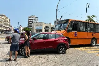 Choca camión de pasaje en centro de Veracruz 
