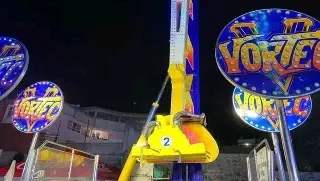Joven muere tras caer de juego mecánico en la feria en Puebla 