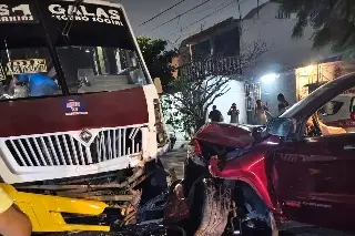 Presuntamente ebrio, desbarata camioneta y la deja abandonada en Veracruz