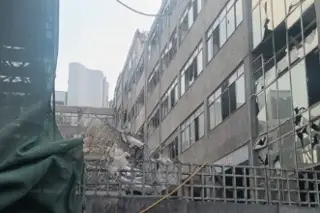 Colapsa edificio en demolición en CDMX; hay personas atrapadas 