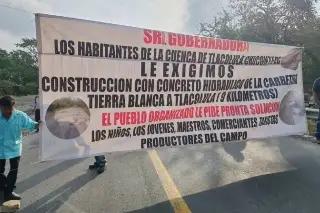 Ciudadanos bloquean carretera de Veracruz; esto exigen 