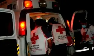 Menores en moto, sin casco y de noche proyectados por auto en Veracruz