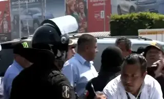 Empujones y golpes entre policías y taxistas en protesta en aeropuerto de CDMX (+Video)
