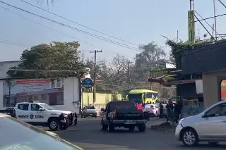 Padres de familia bloquean entrada a Coatepec, exigen continuidad de Guardería Papalote