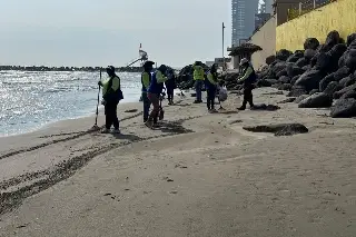 Limpian playa de Boca del Río tras llegada de petróleo