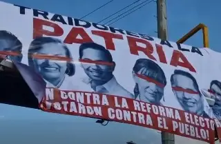 Exhiben en mantas a diputados federales que votaron contra reforma electoral, en Oaxaca