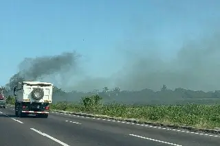 Incendio de pastizal a un costado de la carretera Veracruz-Xalapa