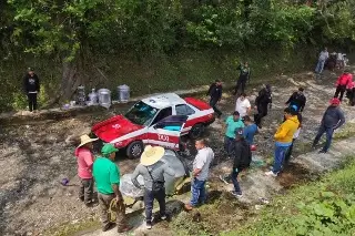 Vuelca taxi en Mariano Escobedo, Veracruz; hay 2 lesionados 