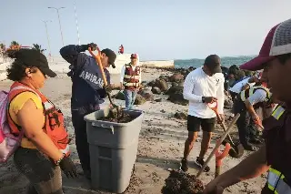 Instalan barreras para contener petróleo en playas de Veracruz