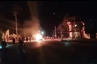 Reportan protestas masivas en Cuba. Queman sede del Partido Comunista