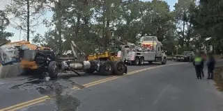 Tráiler cae en barranco este sábado en carretera de Veracruz