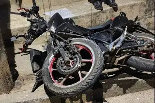 Lesionado motociclista tras chocar contra poste en la colonia de Xalapa