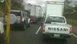 Tome precauciones; hay cierre parcial de circulación en autopista de Veracruz