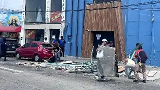 Cae estructura de antro en Boca del Río y destruye medallón de auto 