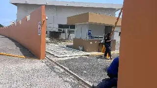 Fuerte viento derriba portón en la UV y lesiona a vigilante 